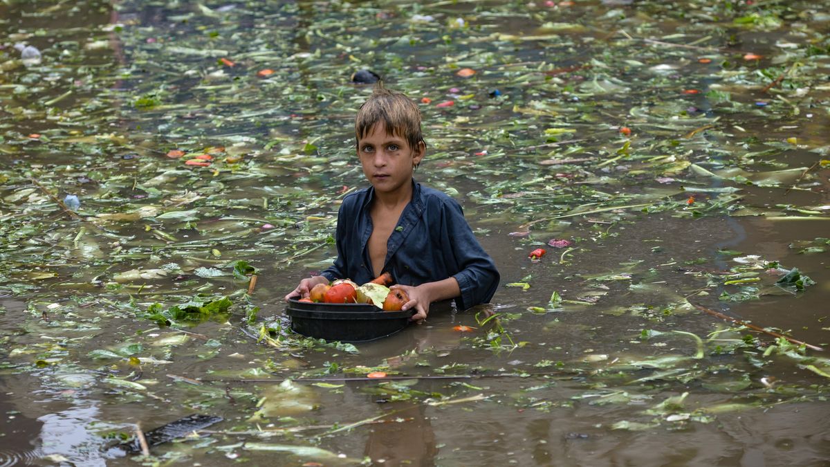 Miliony dětí bez pitné vody. Následky extrémních záplav po roce nepominuly